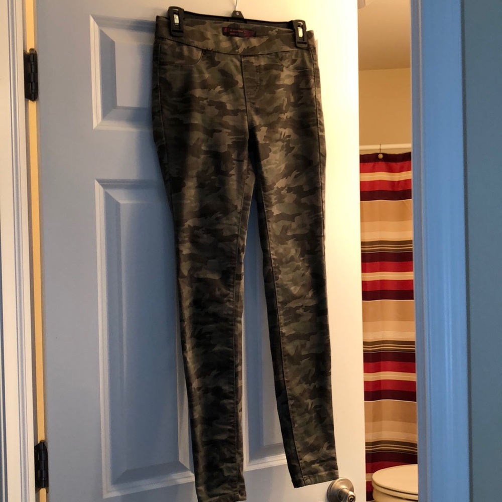 Super cute camo jeggings